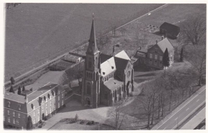 F09 Kranenburg luchtfoto klooster kerk pastorie ca 1971 (2)